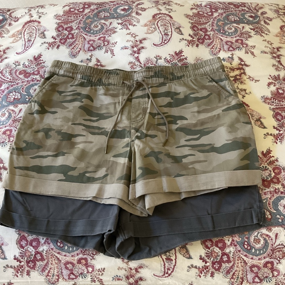 Time and Tru Women's Camo and Dark Gray Cargo Shorts set